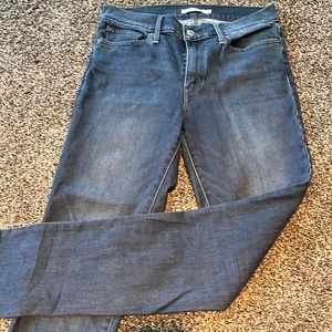 Never worn Slimming Skinny Levi